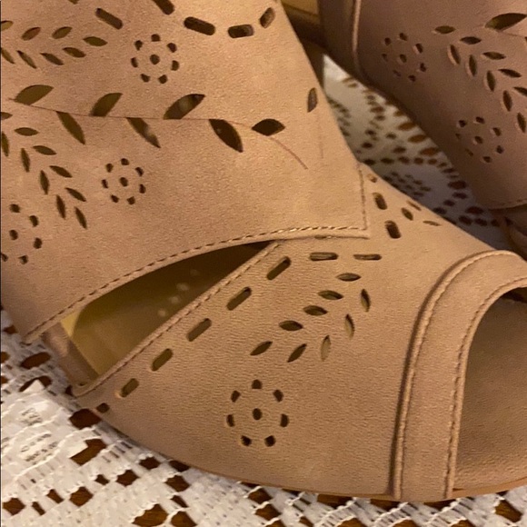 CL by Laundry 2 1/2” Platform Shoes - Picture 2 of 8